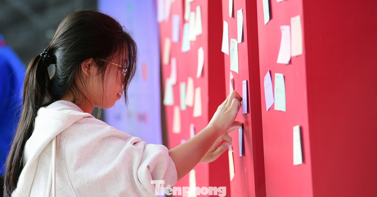 Check-in tại "Chạm Việt Nam", người trẻ gửi gắm ước mơ