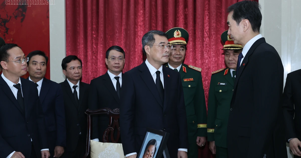 Thủ tướng Lê Minh Hưng viếng nguyên Thủ tướng Trung Quốc Chu Dung Cơ