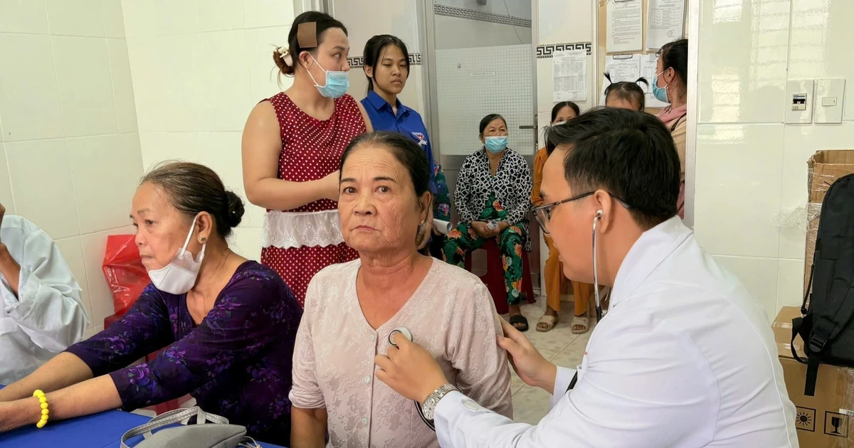 Người dân Vĩnh Long xếp hàng chờ khám sức khỏe miễn phí