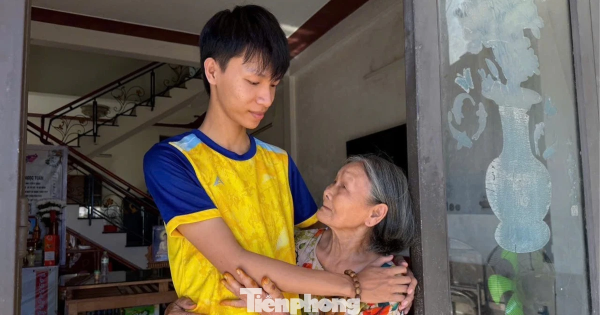 Nam sinh mồ côi được xóa khoản nợ 1,7 tỷ đồng: ‘Em sẽ cố gắng học, sống nên người’