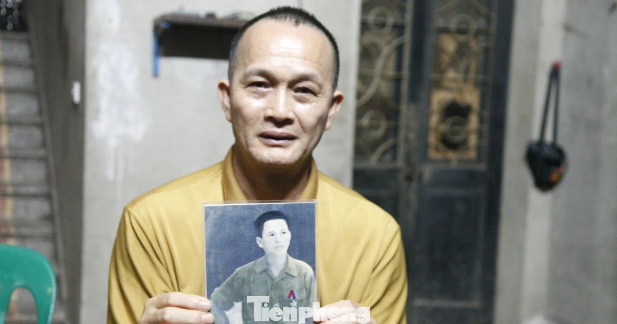 Cụ bà 72 tuổi nhận ra bức ảnh chôn cùng liệt sĩ: Con trai liệt sĩ nghẹn ngào mong tìm được cha