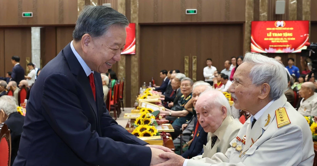 Tổng Bí thư, Chủ tịch nước trao Huy hiệu Đảng tặng các đảng viên lão thành Thủ đô