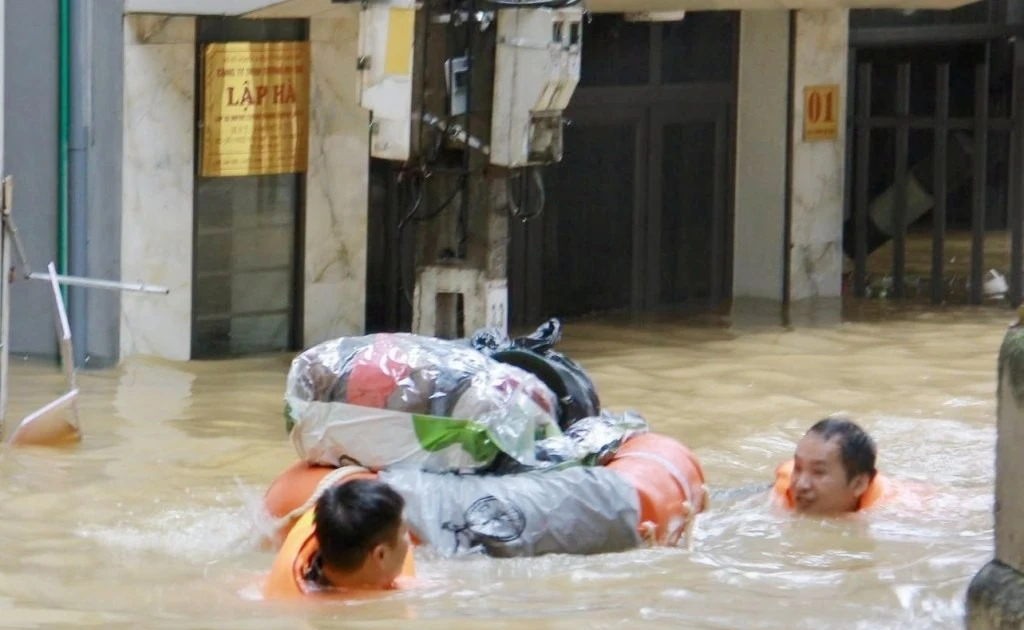 Nhà ngập đến mái, người dân Lạng Sơn bơi trên lũ để di tản