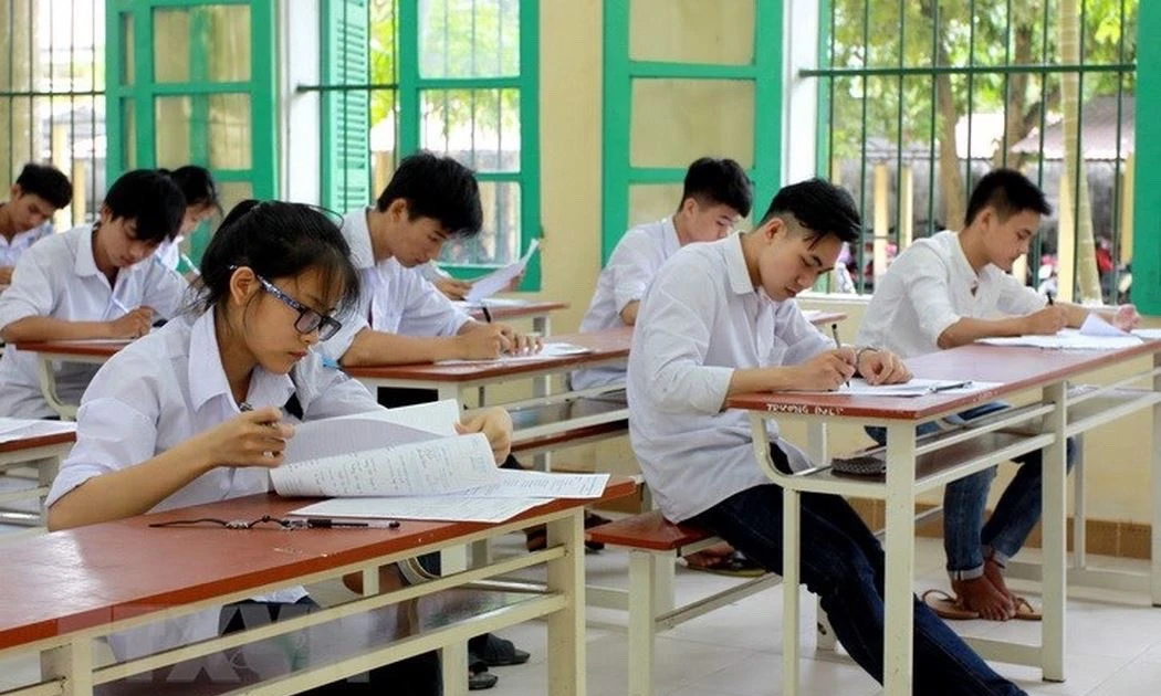 Học sinh cao 1,8 m, vẫn ngồi chiếc bàn 'nhỏ xíu' ở trường