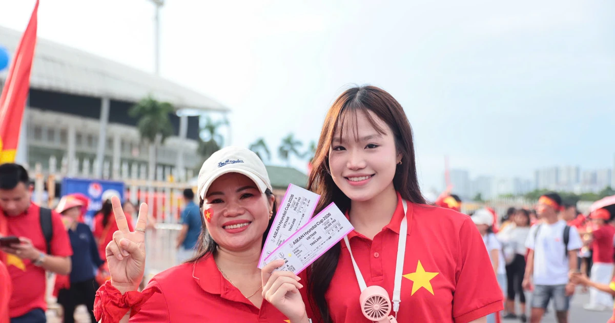 TP NOW: Cổ động viên đến sớm phủ đỏ Mỹ Đình, dự đoán tỷ số trận chung kết