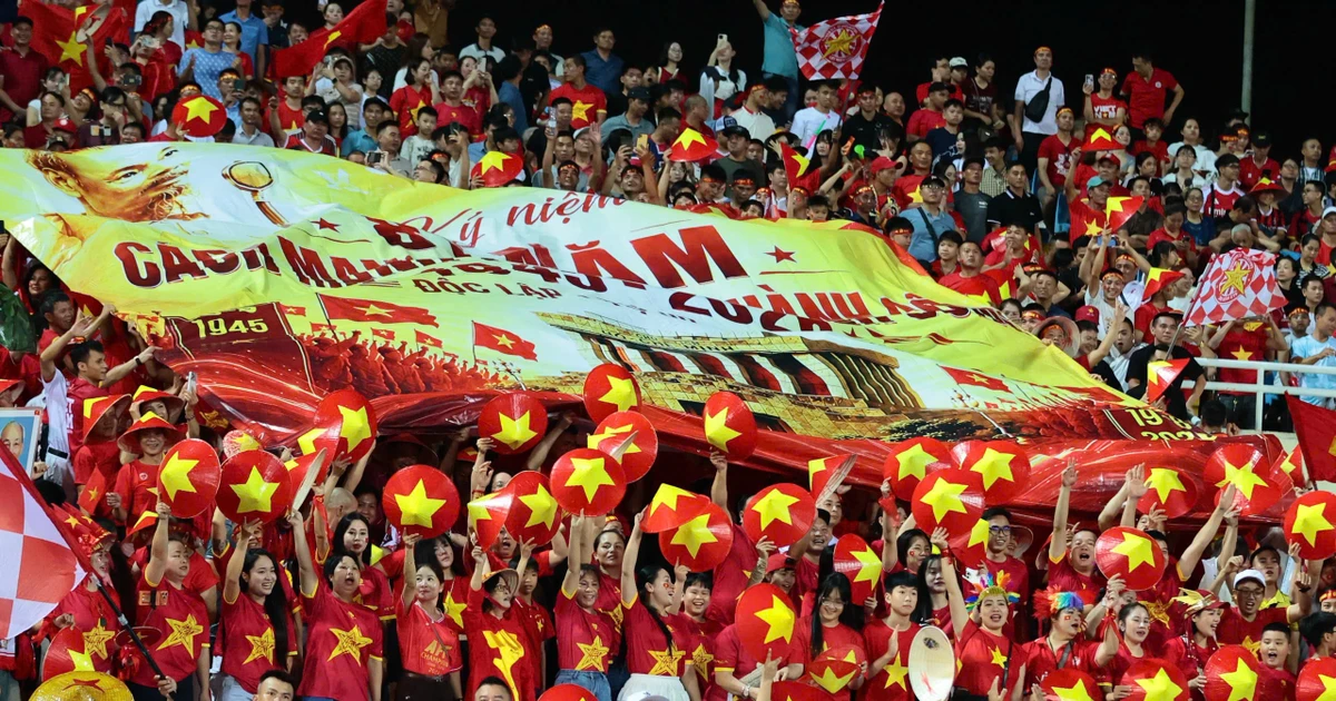 CĐV Việt Nam tạo sắc màu độc đáo trên khán đài Mỹ Đình