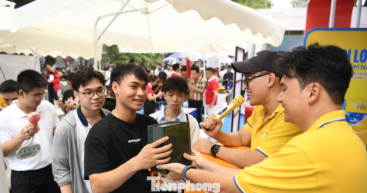 Hàng nghìn người săn quà từ các ngân hàng tại Sóng Festival 2026