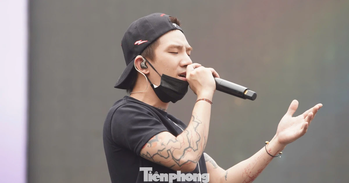 Fan đội nắng chờ CoolKid tổng duyệt Fest "Chạm Việt Nam" 2