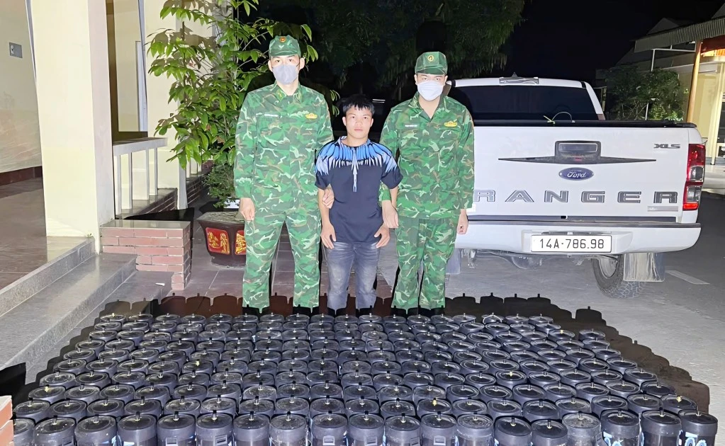 Thuê cửu vạn luồn rừng đưa khí cười qua biên giới