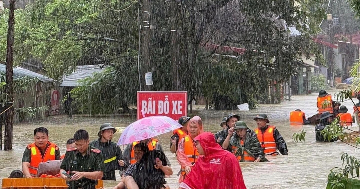 Nước lũ dâng ngập nóc nhà, hàng nghìn người dân Lạng Sơn chạy lũ