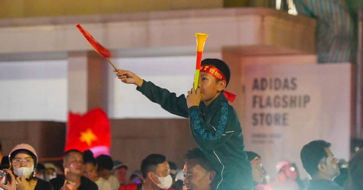 Dòng người xuống phố mừng tuyển Việt Nam vào chung kết gặp Thái Lan