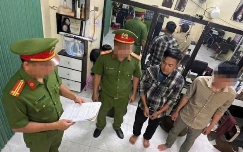 Lời khai 4 nghi phạm vụ đánh, còng tay, bắt người ép viết giấy nợ