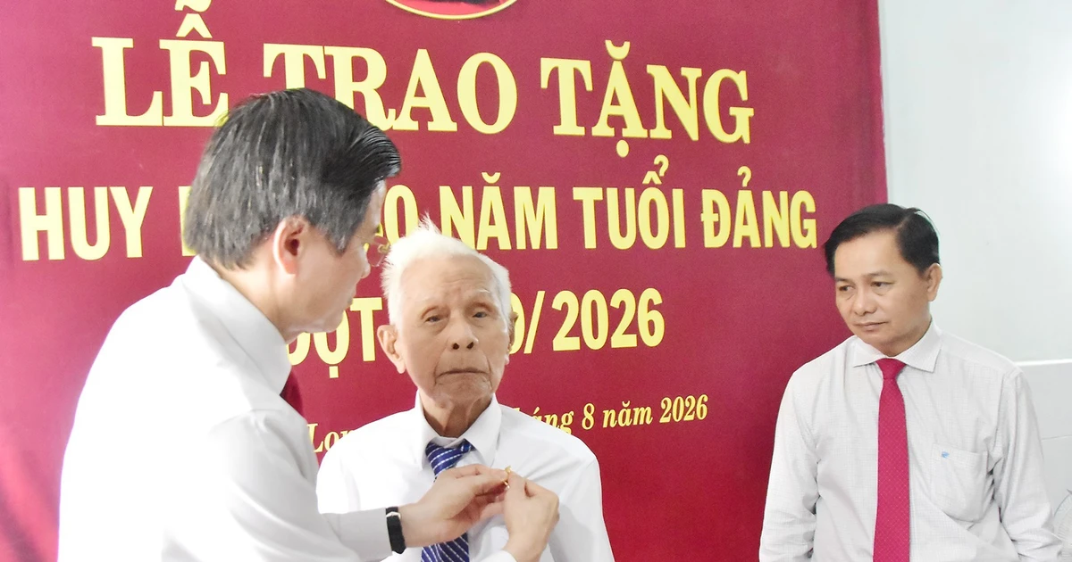 Trao Huy hiệu 80 năm tuổi Đảng cho hai đảng viên lão thành ở Vĩnh Long