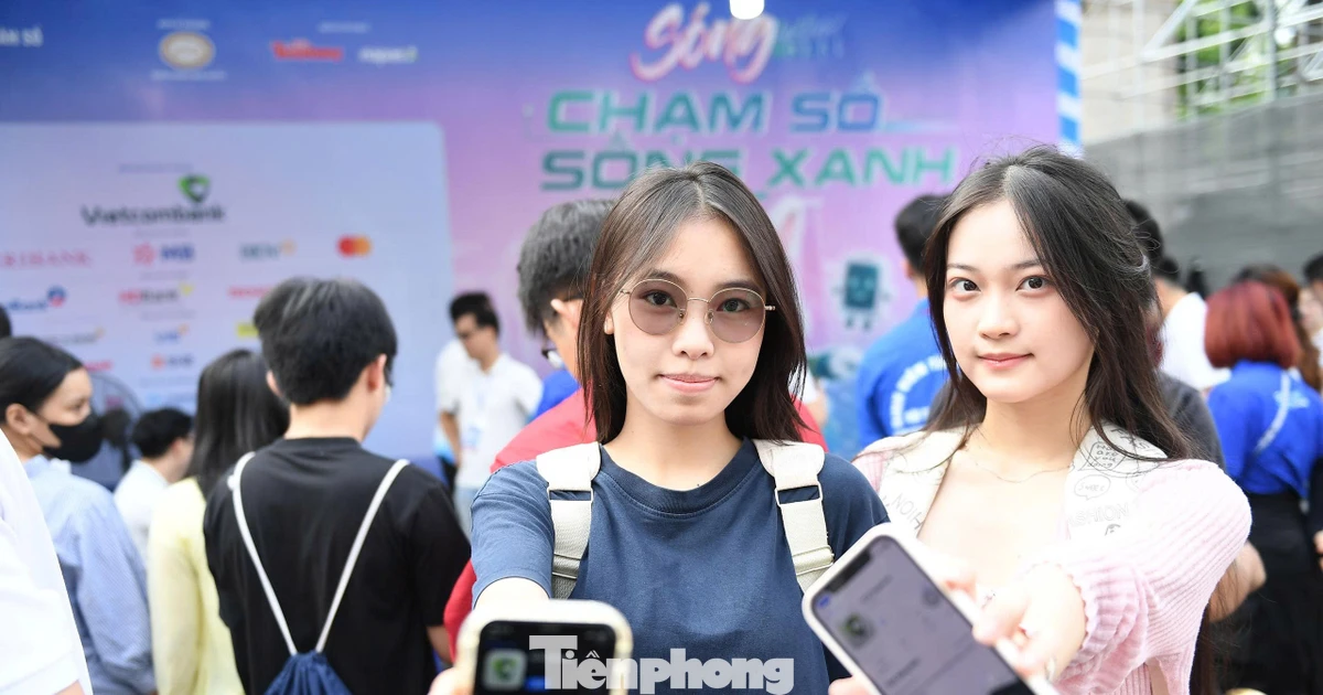 Sóng Festival 2026: Nô nức nhận "mưa quà tặng" trên phố Trần Nhân Tông - Hà Nội