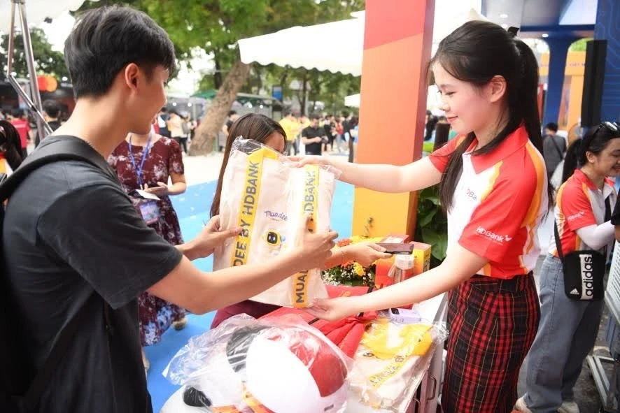 Hàng nghìn lượt khách check-in gian hàng HDBank tại Sóng Festival 2026