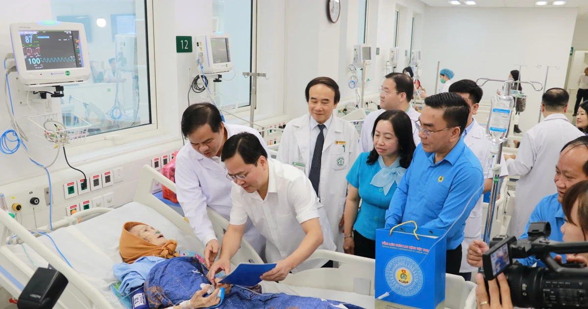 Cùng gần 600 y bác sĩ đi tàu về Ninh Bình, Chủ tịch Tổng LĐLĐ lắng nghe tâm tư cơ sở