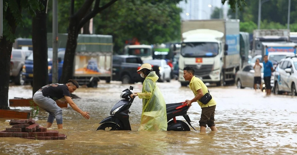 Hà Nội chuẩn bị kịch bản 'chống tê liệt' giao thông khi mưa cực đoan