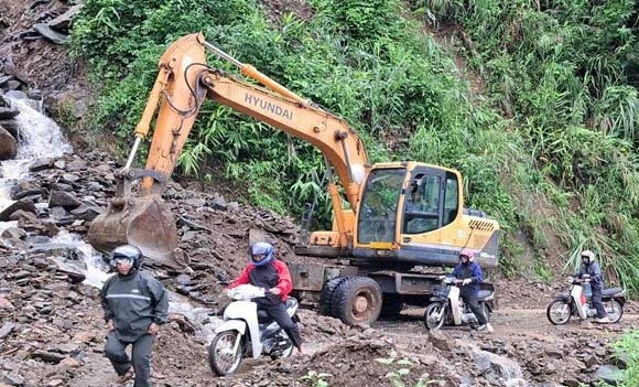 Đất đá tràn xuống Quốc lộ 43