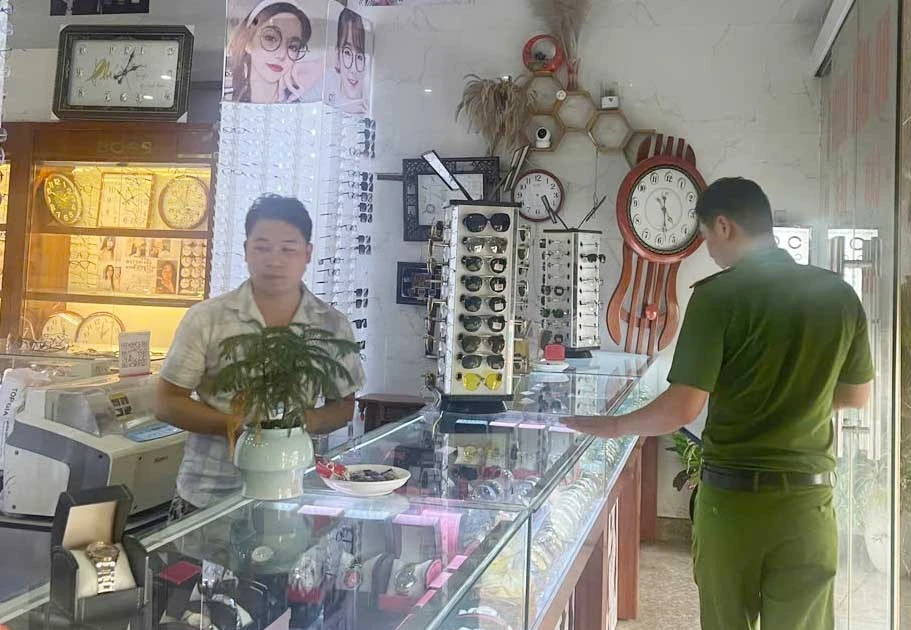 Bán đồng hồ Rolex giả, chủ cửa hàng ở Phú Thọ bị khởi tố