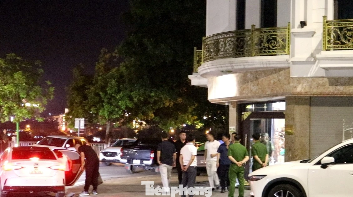 Công an rời nhà Hải Sapa lúc nửa đêm, người dân hiếu kỳ vẫn ùn ùn kéo đến