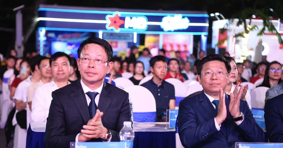 Đang khai mạc Sóng Festival 2026 "Chạm số - Sống xanh"