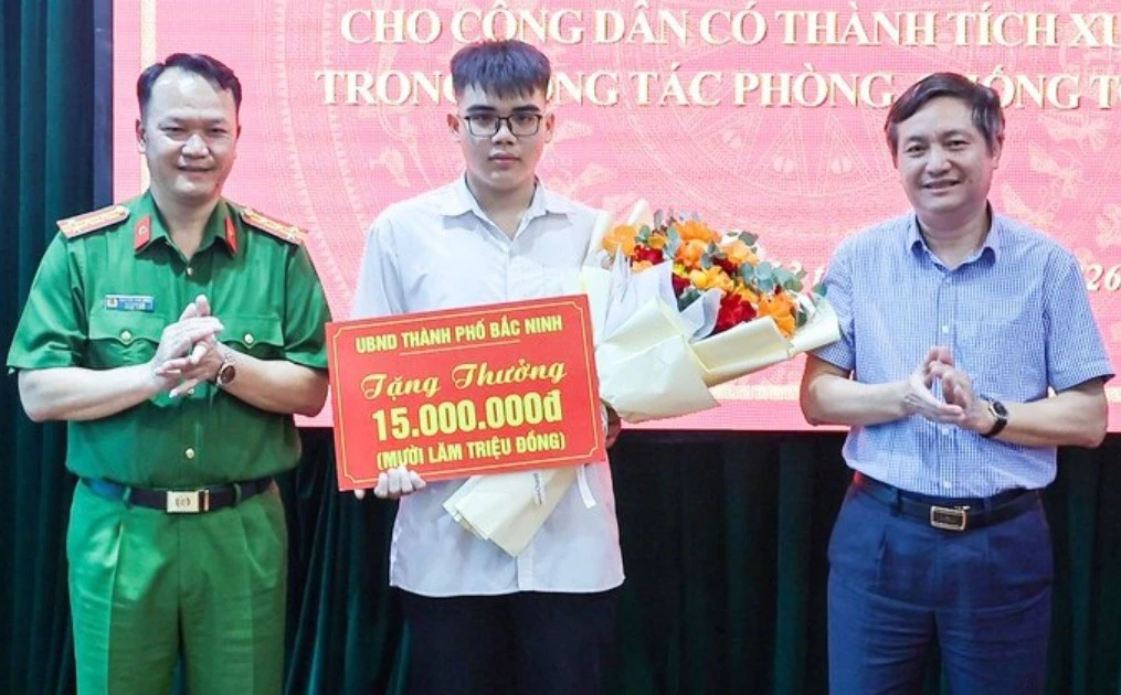 Công an khen thưởng nam sinh lớp 12 dũng cảm chống trả 'cẩu tặc'