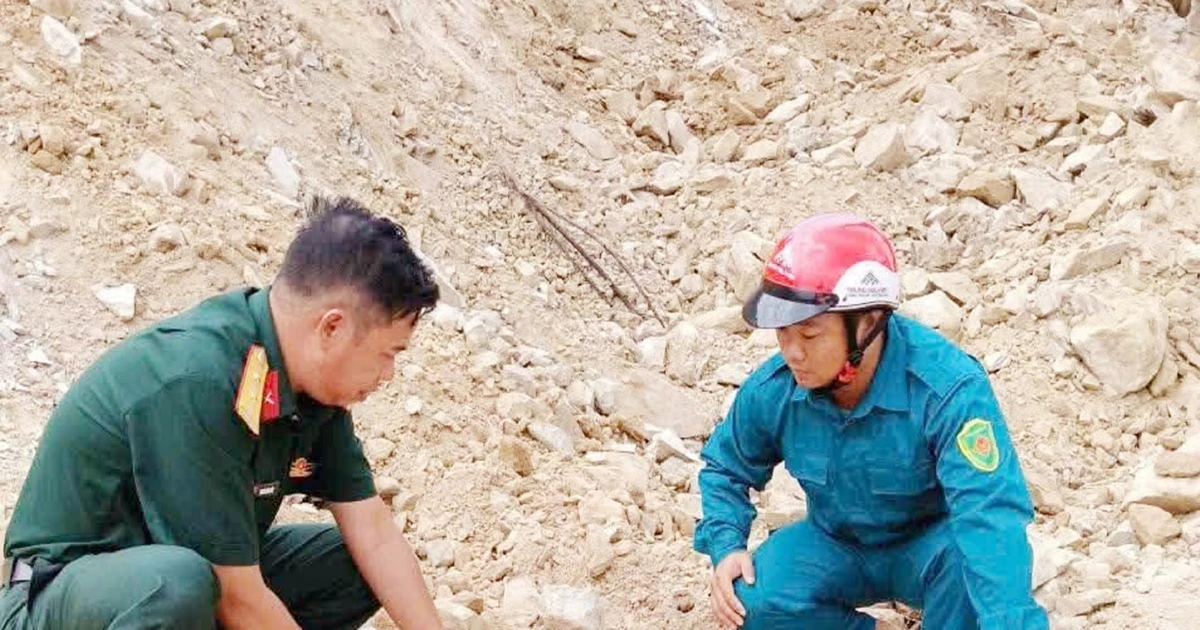 Đang thi công đường, phát hiện vật thể nghi là bom ở Đồng Nai