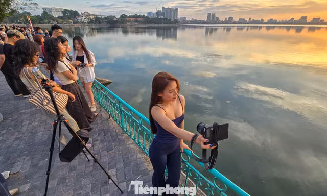 Biển người đổ ra Hồ Tây săn hoàng hôn 'điện ảnh'