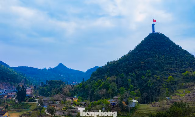 Sức hút kỳ lạ của ngôi làng dưới chân cột cờ Lũng Cú