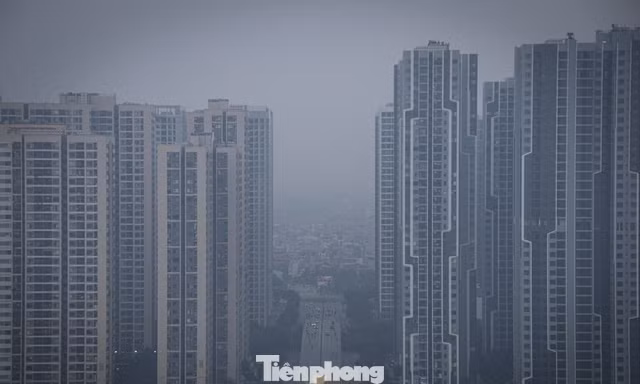 Mưa phùn không làm tan sương: Hà Nội mịt mù và ngột ngạt, tầm nhìn giảm mạnh