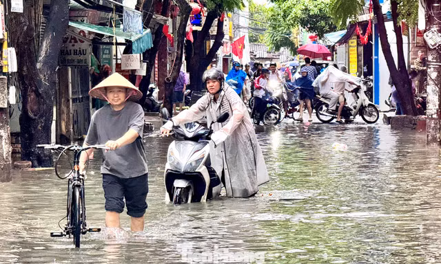 Mưa lớn suốt đêm, nhiều tuyến phố Hà Nội ngập trong giờ cao điểm