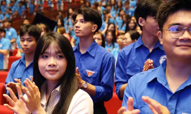 Bước qua cánh cửa tuổi 18, tân sinh viên Luật chọn tự viết tương lai