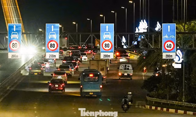 Cảnh cầu Nhật Tân ùn ứ trước giờ áp dụng quy định giữ khoảng cách