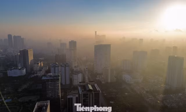 Cao ốc nổi giữa biển mây Hà Nội lúc sáng sớm