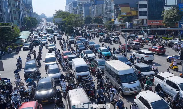 Hà Nội sáng đầu tiên sau nghỉ lễ: 'Đi hơn một tiếng vẫn chưa qua được nút giao'