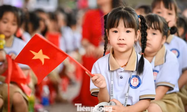 Khai giảng ở xã đảo duy nhất Hà Nội, học sinh không còn phải qua sông đến trường