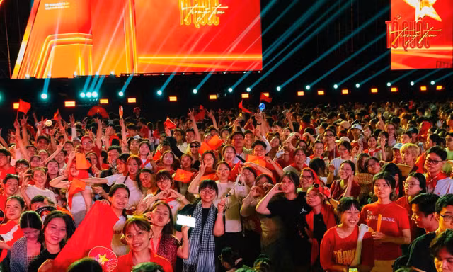 Từ concert, sân bóng đến bàn ăn, người trẻ tìm thấy niềm vui cùng nhau