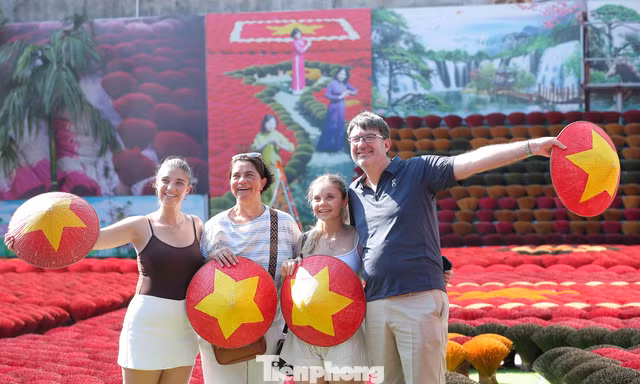 Làng hương Quảng Phú Cầu rực sắc đỏ, hút du khách check-in