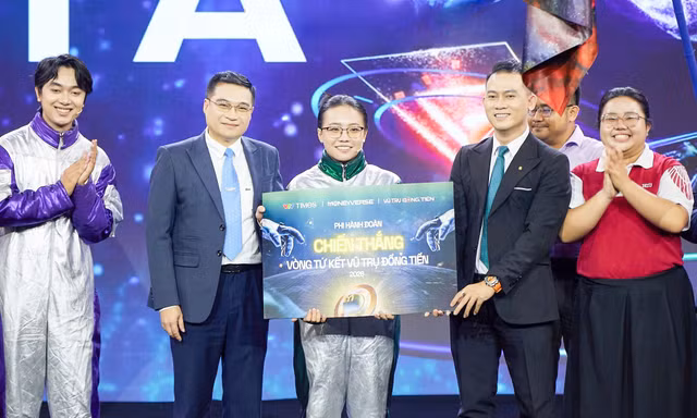 Sinh viên gây ấn tượng ở ‘Vũ trụ đồng tiền’, giành vé đầu tiên vào bán kết