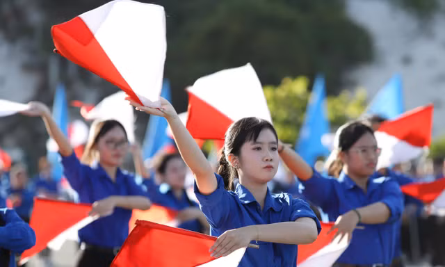 Hơn 500 thanh niên chào cờ tại Khu tưởng niệm chiến sĩ Gạc Ma