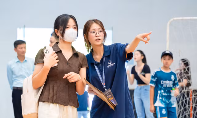 Tân sinh viên Phenikaa nhập học bằng Face ID, nhận thẻ dùng ngay