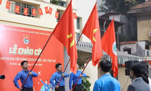 Tuổi trẻ cả nước chào cờ hướng về Đại hội XIV của Đảng