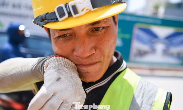 Căng mình dưới nắng hơn 40 độ C trên công trường Vành đai 1