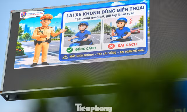 Cận cảnh 36 bảng điện tử giao thông vừa xuất hiện trên đường phố Hà Nội