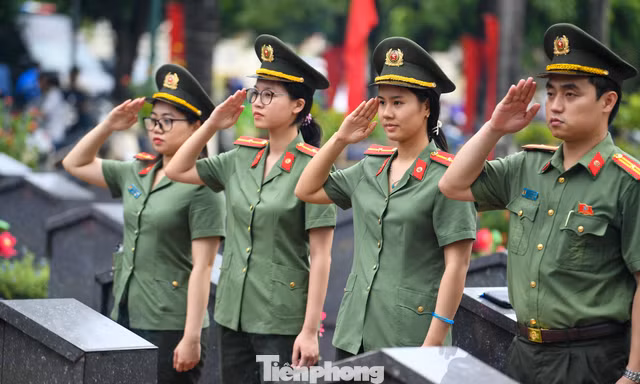 Lặng người trước khoảnh khắc tri ân ở Nghĩa trang Liệt sĩ TP Hà Nội