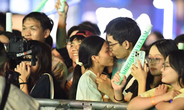 Khoảnh khắc bùng nổ với màn ‘kiss cam’ tại đêm nhạc Ngày Thẻ Việt Nam 2025