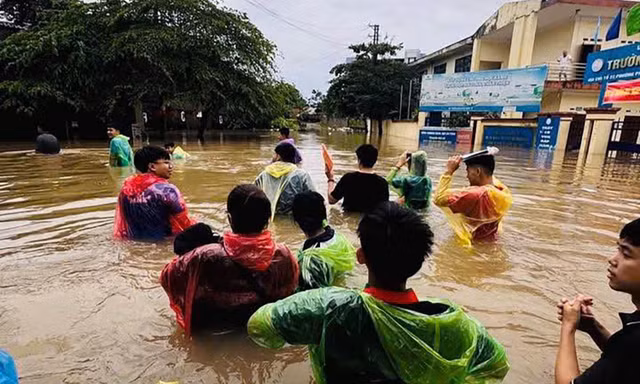 Sinh viên trường ĐH Kỹ thuật Công nghiệp xung kích chung tay khắc phục hậu quả mưa lũ