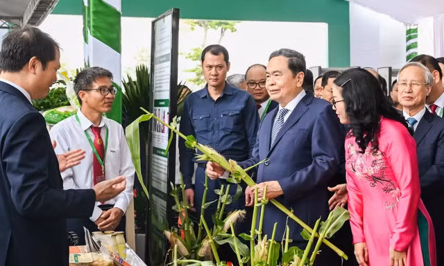 Chủ tịch Quốc hội: Tạo điều kiện để sinh viên tiếp cận tri thức toàn cầu 