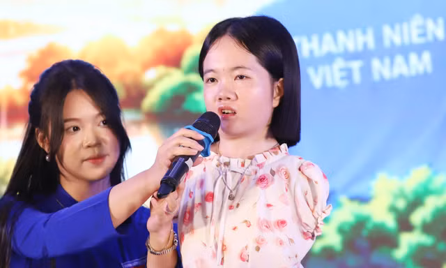 Cô giáo khuyết tật tập viết bằng chân truyền cảm hứng cho người trẻ