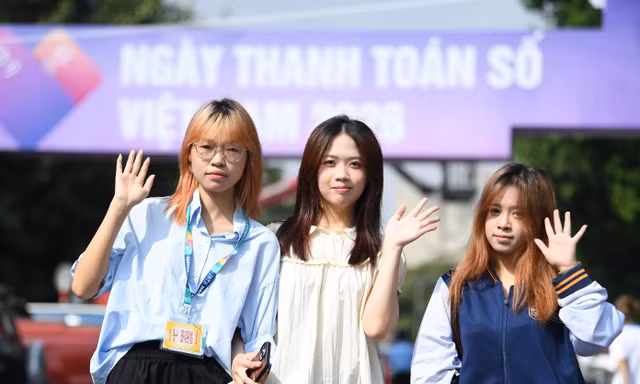 Giới trẻ Hà Nội đội nắng xếp hàng nhận 50.000 đồng tại Sóng Festival 2026